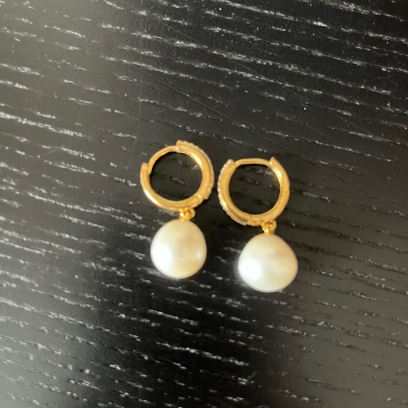 *SOLD* Pearl hoop earrings - Picture 2 of 2